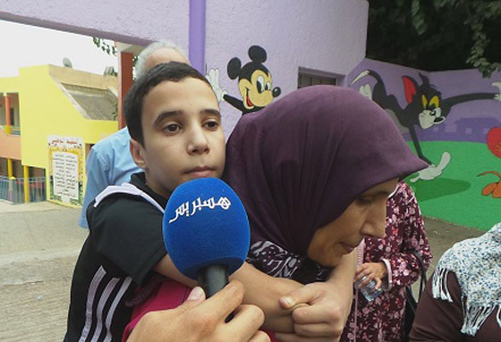 فيديو مؤثر.. أم مغربية تحمل ابنها المعاق يوميا على ظهرها إلى المدرسة! صورة رقم 4