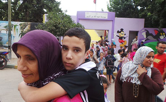 فيديو مؤثر.. أم مغربية تحمل ابنها المعاق يوميا على ظهرها إلى المدرسة! صورة رقم 5