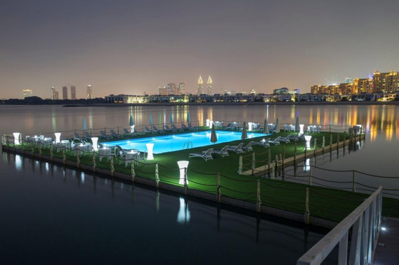 بالفيديو.. تعرفوا على أول حوض سباحة عائم في دبي صورة رقم 1