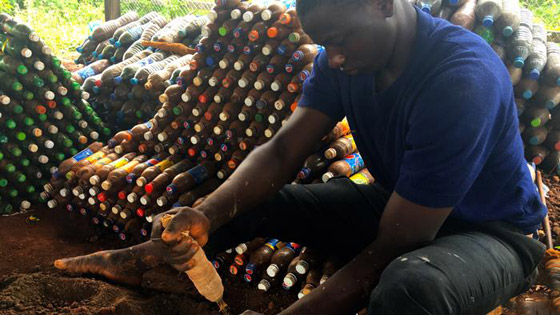 بالصور: بناء منزل من الرمل وقناني البلاستيك الفارغة في نيجيريا صورة رقم 4