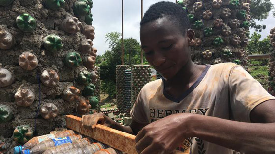 بالصور: بناء منزل من الرمل وقناني البلاستيك الفارغة في نيجيريا صورة رقم 10
