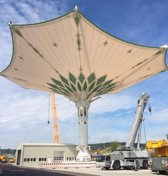 بدأ العد التنازلي لتركيب أكبر مظلة في العالم بساحة المسجد الحرام صورة رقم 4