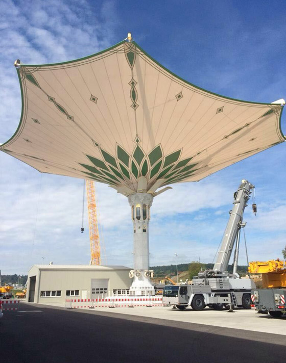 بدأ العد التنازلي لتركيب أكبر مظلة في العالم بساحة المسجد الحرام صورة رقم 1