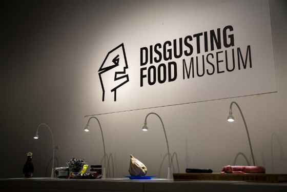 صور متحف للأطعمة المقززة والنتنة منها قضيب الثور النيئ وجبنة بالدود صورة رقم 1