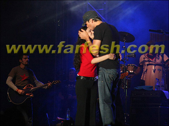  انريكي ايغليسياس يقبّل معجبة ويذّكر بقبلته الحارة لفتاة سورية قبل 12 عاما   صورة رقم 6