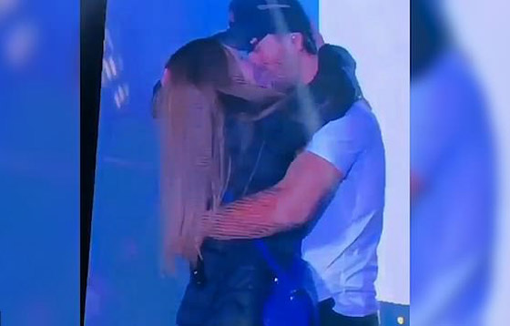  انريكي ايغليسياس يقبّل معجبة ويذّكر بقبلته الحارة لفتاة سورية قبل 12 عاما   صورة رقم 17