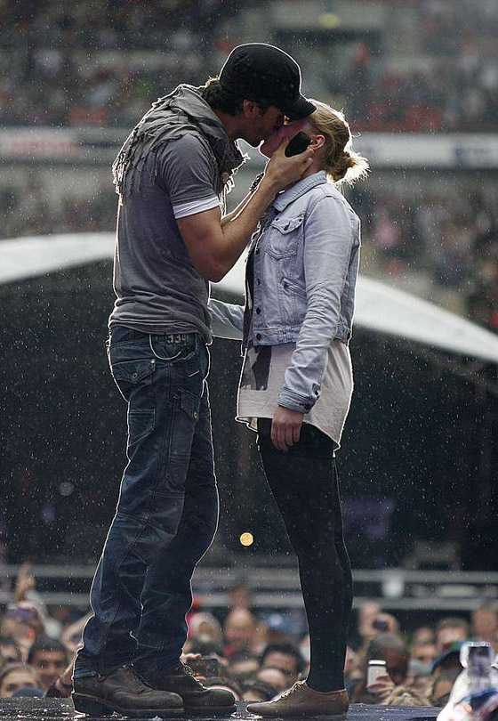  انريكي ايغليسياس يقبّل معجبة ويذّكر بقبلته الحارة لفتاة سورية قبل 12 عاما   صورة رقم 21