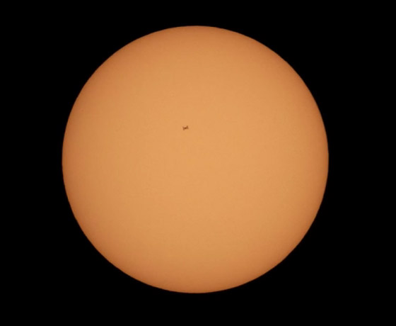 فيديو مذهل لأكبر جسم فضائي من صنع الإنسان يمر أمام سطح الشمس صورة رقم 3