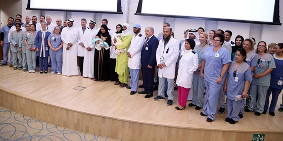 بالفيديو والصور.. نجاح أول عملية جراحية فريدة لفصل توأم ملتصق في قطر صورة رقم 10