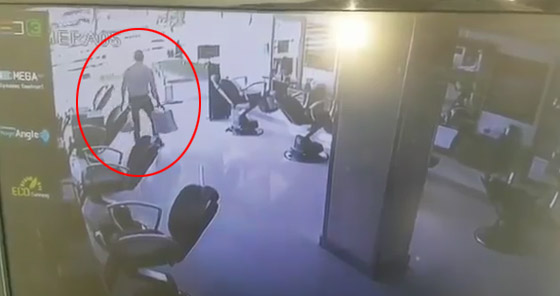فيديو لحرامي سيء الحظ سرق صالون حلاقة بمصر وسقط جثة عند مدخله صورة رقم 1