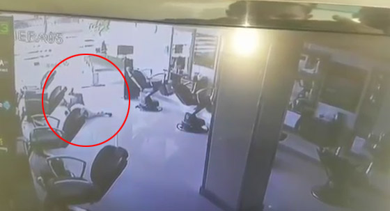 فيديو لحرامي سيء الحظ سرق صالون حلاقة بمصر وسقط جثة عند مدخله صورة رقم 2