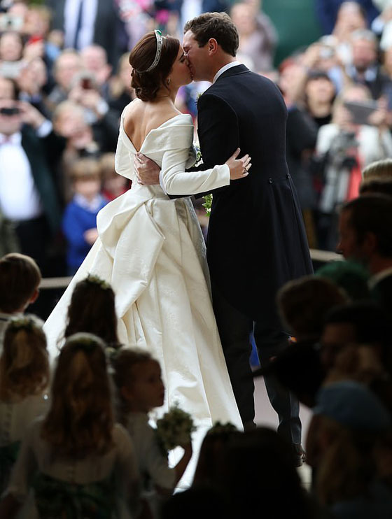 صور: إليكم أزياء العائلة المالكة في حفل زفاف الأميرة يوجيني حفيدة الملكة إليزابيث صورة رقم 10