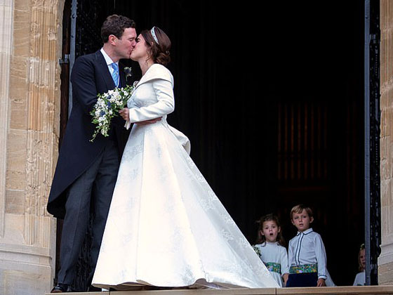 صور زفاف الاميرة يوجيني حفيدة الملكة اليزابيث ولماذا كشف ثوب الزفاف عن ظهرها؟ صورة رقم 4