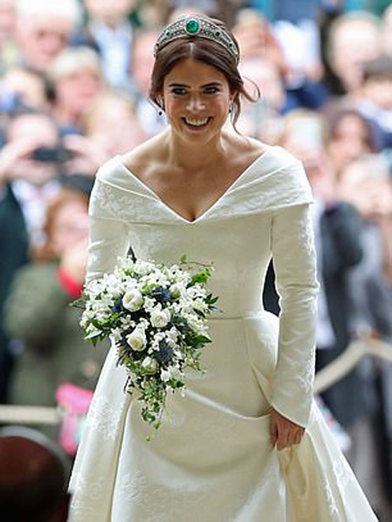 صور زفاف الاميرة يوجيني حفيدة الملكة اليزابيث ولماذا كشف ثوب الزفاف عن ظهرها؟ صورة رقم 5
