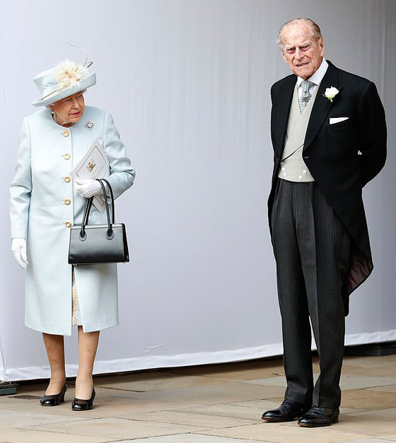 صور: إليكم أزياء العائلة المالكة في حفل زفاف الأميرة يوجيني حفيدة الملكة إليزابيث صورة رقم 12