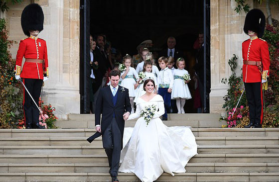 صور زفاف الاميرة يوجيني حفيدة الملكة اليزابيث ولماذا كشف ثوب الزفاف عن ظهرها؟ صورة رقم 13