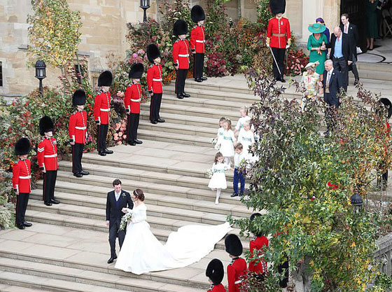صور زفاف الاميرة يوجيني حفيدة الملكة اليزابيث ولماذا كشف ثوب الزفاف عن ظهرها؟ صورة رقم 16