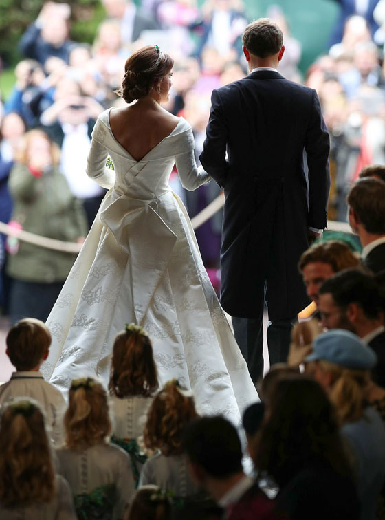 صور زفاف الاميرة يوجيني حفيدة الملكة اليزابيث ولماذا كشف ثوب الزفاف عن ظهرها؟ صورة رقم 21