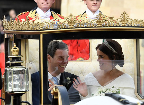 صور زفاف الاميرة يوجيني حفيدة الملكة اليزابيث ولماذا كشف ثوب الزفاف عن ظهرها؟ صورة رقم 22