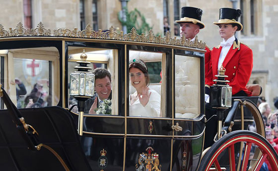 صور زفاف الاميرة يوجيني حفيدة الملكة اليزابيث ولماذا كشف ثوب الزفاف عن ظهرها؟ صورة رقم 23