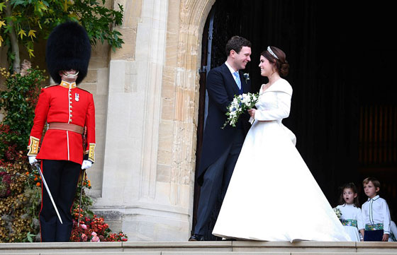 صور زفاف الاميرة يوجيني حفيدة الملكة اليزابيث ولماذا كشف ثوب الزفاف عن ظهرها؟ صورة رقم 25