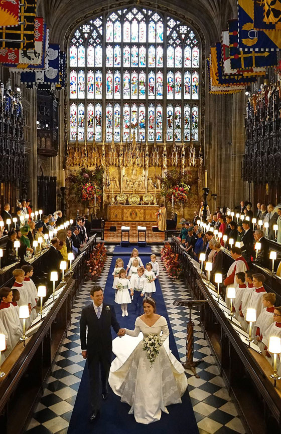 صور زفاف الاميرة يوجيني حفيدة الملكة اليزابيث ولماذا كشف ثوب الزفاف عن ظهرها؟ صورة رقم 26