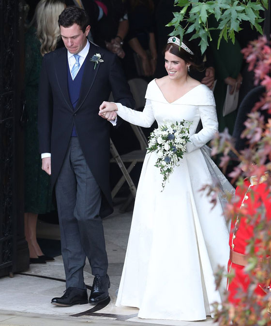 صور زفاف الاميرة يوجيني حفيدة الملكة اليزابيث ولماذا كشف ثوب الزفاف عن ظهرها؟ صورة رقم 29