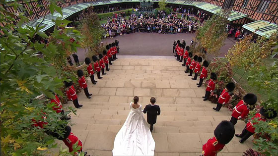 صور زفاف الاميرة يوجيني حفيدة الملكة اليزابيث ولماذا كشف ثوب الزفاف عن ظهرها؟ صورة رقم 30