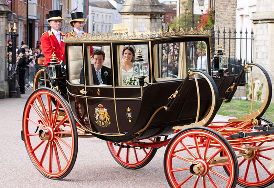 صور زفاف الاميرة يوجيني حفيدة الملكة اليزابيث ولماذا كشف ثوب الزفاف عن ظهرها؟ صورة رقم 31