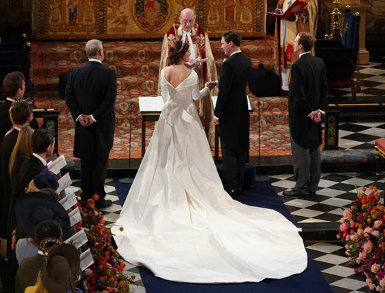 صور: إليكم أزياء العائلة المالكة في حفل زفاف الأميرة يوجيني حفيدة الملكة إليزابيث صورة رقم 1