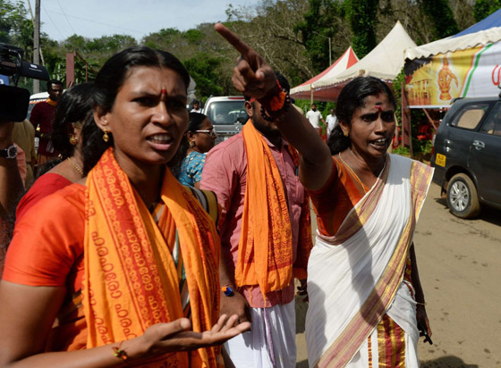 انتشار الشرطة الهندية عند معبد هندوسي لمنع اشتباكات بين نساء في سن الحيض! صورة رقم 3