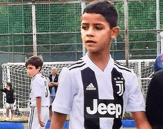 فيديو: ابن كريستيانو رونالدو يستعرض مهاراته الكروية في الملاعب الإيطالية صورة رقم 6