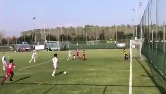 فيديو: ابن كريستيانو رونالدو يستعرض مهاراته الكروية في الملاعب الإيطالية صورة رقم 2