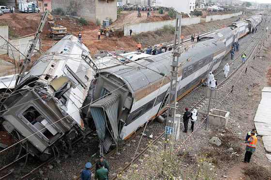 فيديو وصور مفجعة: 11 قتيلا و125 جريحا بحادث انقلاب قطار بالمغرب صورة رقم 17