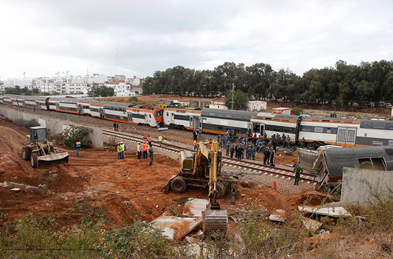 فيديو وصور مفجعة: 11 قتيلا و125 جريحا بحادث انقلاب قطار بالمغرب صورة رقم 18