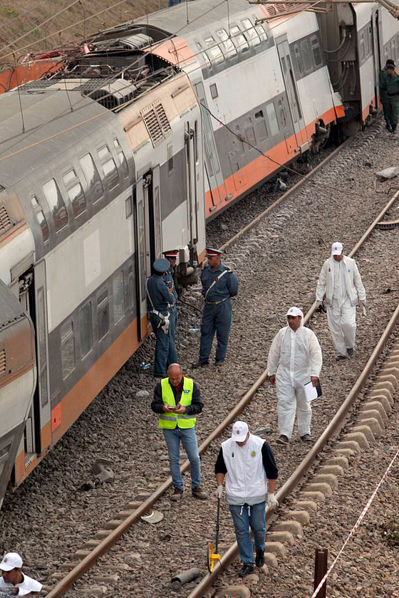 فيديو وصور مفجعة: 11 قتيلا و125 جريحا بحادث انقلاب قطار بالمغرب صورة رقم 24