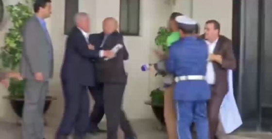 بالفيديو.. نائب برلماني يعتدي على صحافي جزائري ويشتمه صورة رقم 1