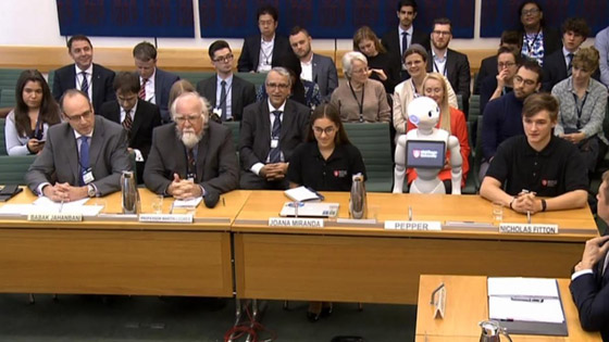 رجل آلي يقدّم شهادة أمام البرلمان البريطاني.. فيديو صورة رقم 2