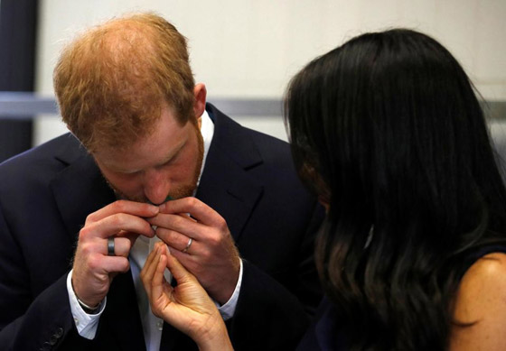 بالفيديو والصور: خاتم الأمير هاري الأسود يثير الجدل صورة رقم 2