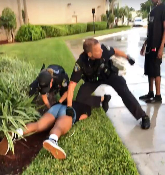 فيديو صادم: ضابط شرطة يضرب ويلكم بقسوة فتاة (14عاما)! صورة رقم 1