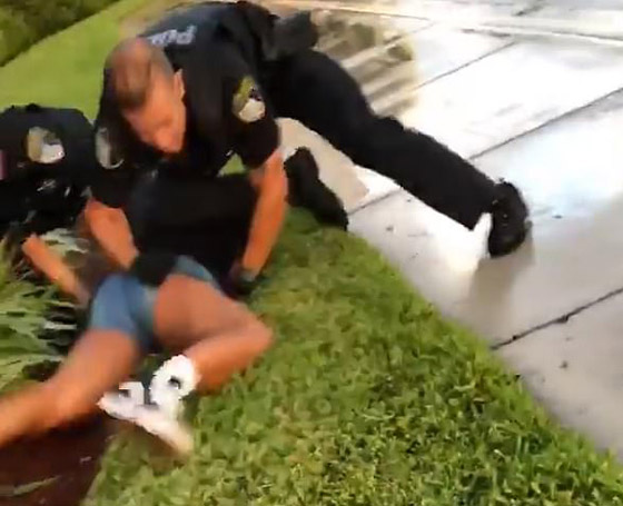 فيديو صادم: ضابط شرطة يضرب ويلكم بقسوة فتاة (14عاما)! صورة رقم 2
