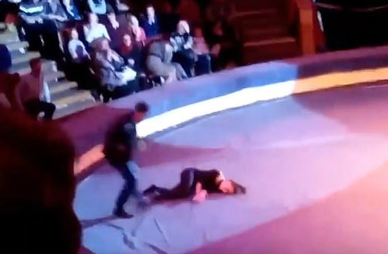 فيديو مروع: سقوط لاعبة أكروبات روسية من ارتفاع 15 قدما خلال عرض السيرك صورة رقم 3