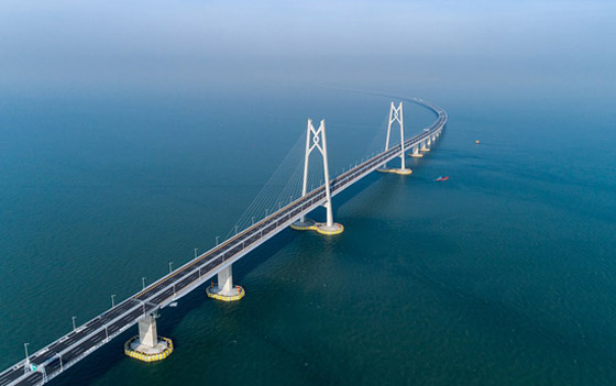بالفيديو والصور: الصين تفتتح أطول جسر مائي في العالم بطول 55 كيلومترا صورة رقم 1