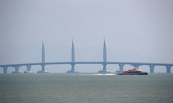 بالفيديو والصور: الصين تفتتح أطول جسر مائي في العالم بطول 55 كيلومترا صورة رقم 3