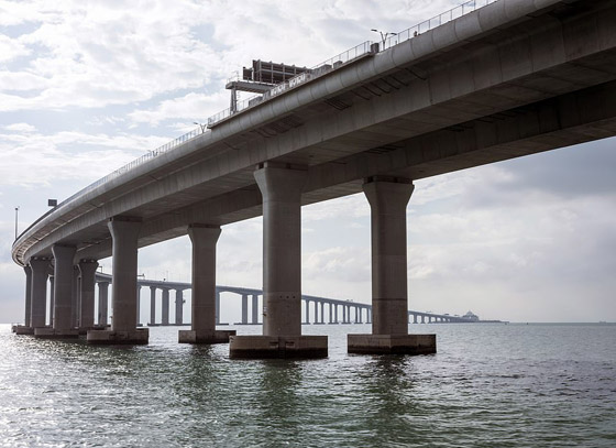 بالفيديو والصور: الصين تفتتح أطول جسر مائي في العالم بطول 55 كيلومترا صورة رقم 6