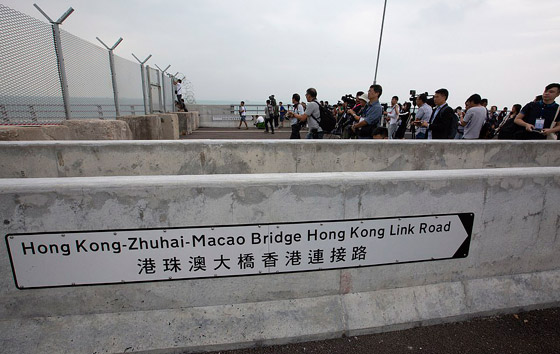 بالفيديو والصور: الصين تفتتح أطول جسر مائي في العالم بطول 55 كيلومترا صورة رقم 7