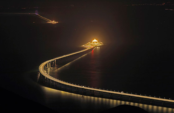 بالفيديو والصور: الصين تفتتح أطول جسر مائي في العالم بطول 55 كيلومترا صورة رقم 9