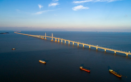 بالفيديو والصور: الصين تفتتح أطول جسر مائي في العالم بطول 55 كيلومترا صورة رقم 10