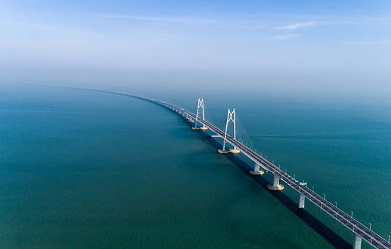 بالفيديو والصور: الصين تفتتح أطول جسر مائي في العالم بطول 55 كيلومترا صورة رقم 13