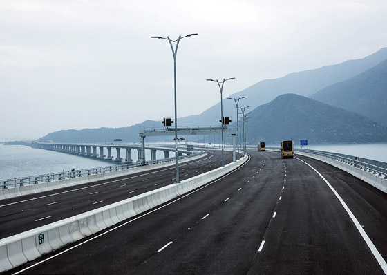 بالفيديو والصور: الصين تفتتح أطول جسر مائي في العالم بطول 55 كيلومترا صورة رقم 16
